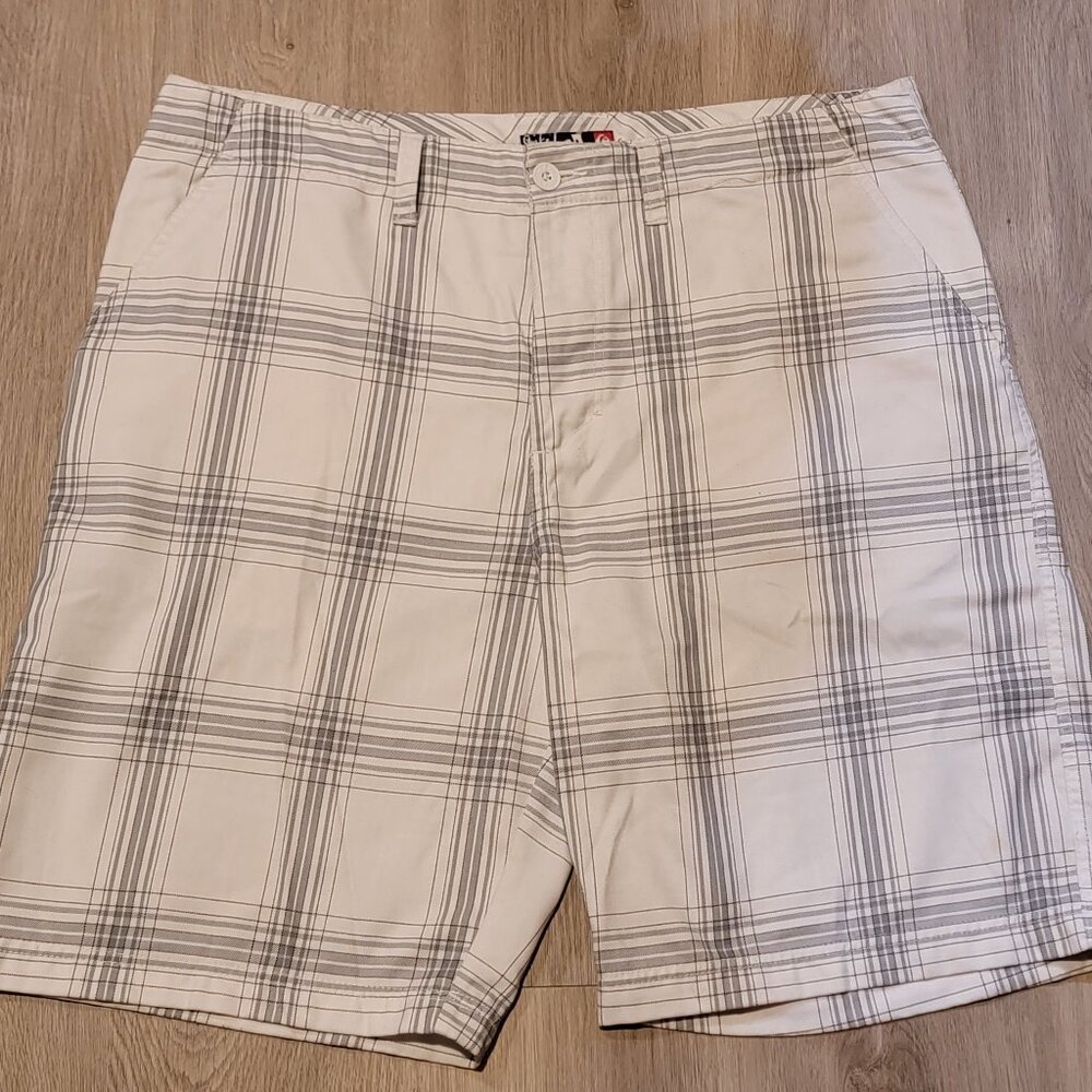Quicksilver Men's White Plaid Skater Shorts Waist 38